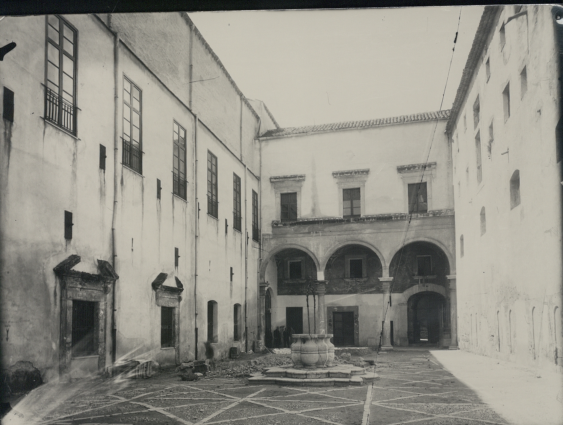 Verifica dei danni causati dai bombardamenti nel Cortile del Primo Chiostro della Gancia (1943)